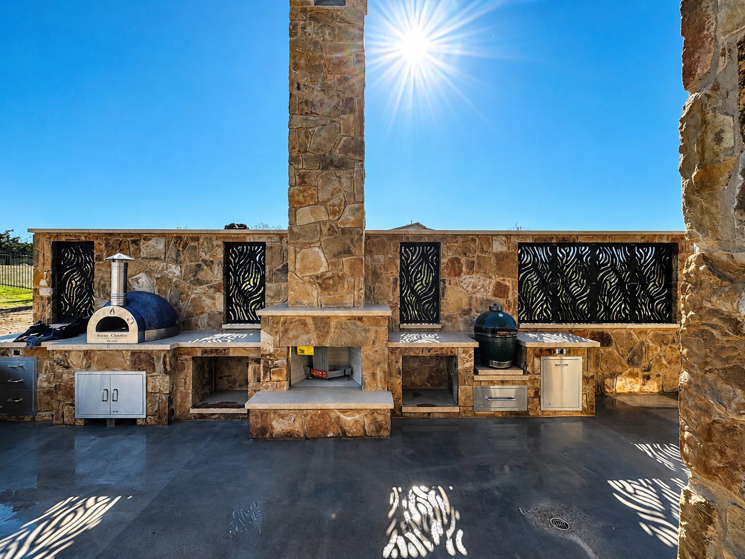 Fireplace Kitchen with Pizza Oven